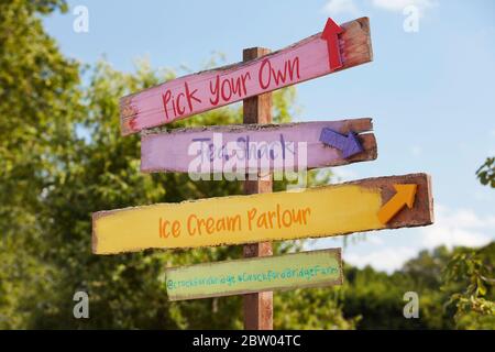 Crockford Bridge Farm Shop und wählen Sie Ihre eigene Website, Ottershaw, Surrey, England Stockfoto