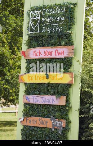 Crockford Bridge Farm Shop und wählen Sie Ihre eigene Website, Ottershaw, Surrey, England Stockfoto