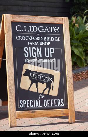 Crockford Bridge Farm Shop und wählen Sie Ihre eigene Website, Ottershaw, Surrey, England Stockfoto