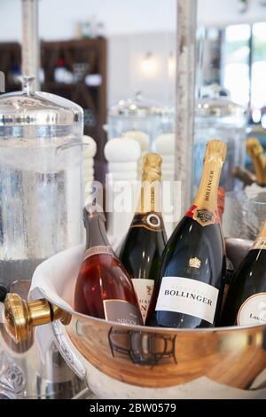 Champagner auf Eis im Esslöffel Restaurant, Sunningdale, Berkshire Stockfoto