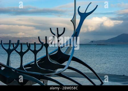 Viking Long Ship an der Küste Stockfoto