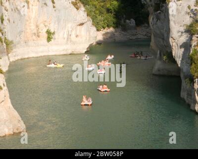 Überblick über den Stausee, der den See Sainte-Croix zwischen den Schluchten von Verdon, Frankreich, bildete Stockfoto