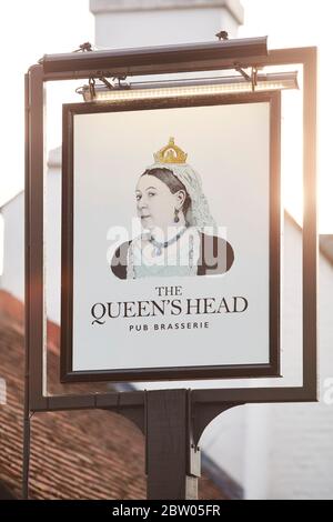 Das Queen's Head Pub und Brasserie Schild in Weybridge, Surrey, England, Großbritannien Stockfoto