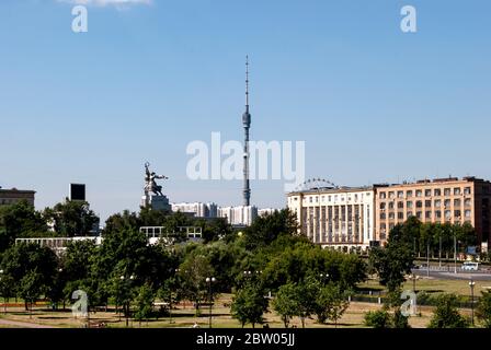 Moskau, Russland 8. Juli 2012: Arbeiter und Kollektivbauernmädchen, Ostankino-Turm. Blick vom Aquädukt auf den Ostnakinski Turm und den Denkmalarbeiter Stockfoto