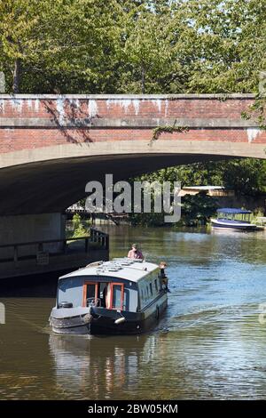 Kanalboote entlang des Flusses Wey, Weybridge, Hampshire Stockfoto