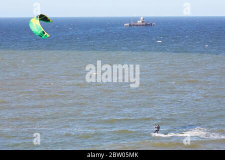 Herne Bay, Kent, Großbritannien. 28. Mai 2020: UK Wetter. Kitesurfer und Windsurfer nutzen die Nordostbrise mit dem verlassenen alten Pier an einem schönen sonnigen Tag, der kühler ist als es gewesen ist. Credit Alan Payton/Alamy Live News Stockfoto