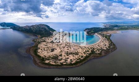 Breites Panorama des Voidokilia Strandes, einer der besten Strände im mediterranen Europa, schöne Lagune von Voidokilia von einem hohen Punkt der Sicht, Messinia Stockfoto