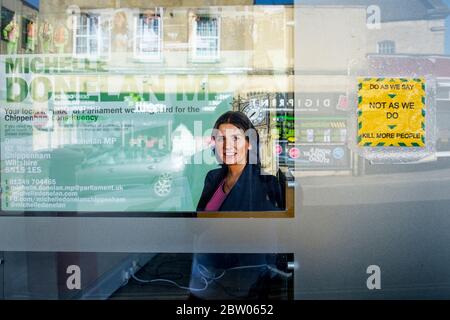 Chippenham, Wiltshire, Großbritannien, 28. Mai 2020. Während Boris Johnson mit wachsender Wut über Dominic Cummings konfrontiert ist, ist ein Anti-Tory-Aufkleber auf dem Fenster des Wahlkreisbüros von Michelle Donelan, der konservativen Parlamentsabgeordneten für den Wahlkreis Chippenham, abgebildet. Kredit: Lynchpics/Alamy Live News Stockfoto