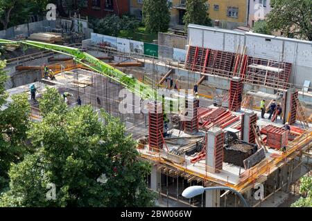 Belgrad, Serbien, 28. Mai 2020: Blick auf die Baustelle des Apartmentkomplexes in Zemun Stockfoto