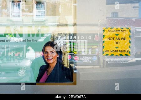 Chippenham, Wiltshire, Großbritannien, 28. Mai 2020. Während Boris Johnson mit wachsender Wut über Dominic Cummings konfrontiert ist, ist ein Anti-Tory-Aufkleber auf dem Fenster des Wahlkreisbüros von Michelle Donelan, der konservativen Parlamentsabgeordneten für den Wahlkreis Chippenham, abgebildet. Kredit: Lynchpics/Alamy Live News Stockfoto