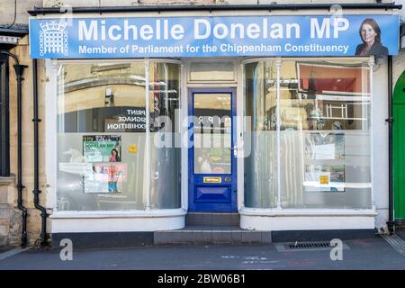 Chippenham, Wiltshire, Großbritannien, 28. Mai 2020. Während Boris Johnson mit wachsender Wut über Dominic Cummings konfrontiert ist, sind auf dem Fenster des Wahlkreisbüros von Michelle Donelan, der konservativen Parlamentsabgeordneten für den Wahlkreis Chippenham, Antitory-Aufkleber abgebildet. Kredit: Lynchpics/Alamy Live News Stockfoto