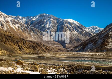 Shyok Fluss fließt neben den Bergen von Nubra Tal in Ladakh ist eine faszinierende Landschaft. Schneeberge von Nubra Valley in Ladakh Indien. -Bild Stockfoto