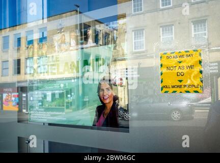 Chippenham, Wiltshire, Großbritannien, 28. Mai 2020. Während Boris Johnson mit wachsender Wut über Dominic Cummings konfrontiert ist, ist ein Anti-Tory-Aufkleber auf dem Fenster des Wahlkreisbüros von Michelle Donelan, der konservativen Parlamentsabgeordneten für den Wahlkreis Chippenham, abgebildet. Kredit: Lynchpics/Alamy Live News Stockfoto