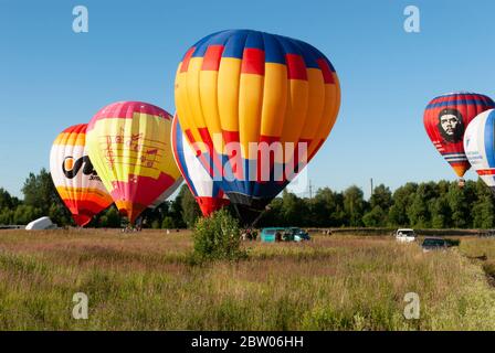 Pereslawl-Zalessky, Jaroslawl, Russland, 19. Juli 2014: Luftfahrtfestival Goldener Ring Russlands in Pereslawl-Zalessky. Ballons beginnen zu nehmen Stockfoto