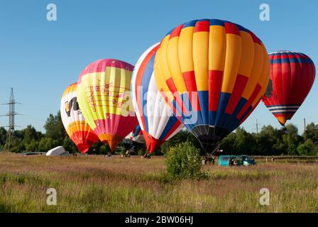 Pereslawl-Zalessky, Jaroslawl, Russland, 19. Juli 2014: Luftfahrtfestival Goldener Ring Russlands in Pereslawl-Zalessky. Ballons sind bereit für f Stockfoto