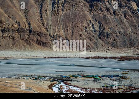 Eine eiserne Brücke verbindet Nationalstraßen Straßen in Ladakh, Jammu und Kaschmir, Indien, Asien. Schneeberge in Ladakh ist erstaunlich. Querformat. Stockfoto