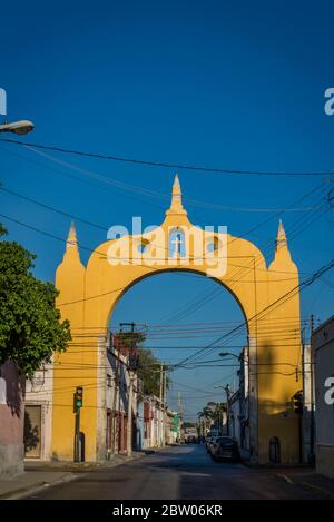 Del Puente Arch oder der Bridge Arch, einer der historischen Straßenbögen, die ein Steinkreuz verfügt, befindet sich am Eingang der La Mejorada neig Stockfoto