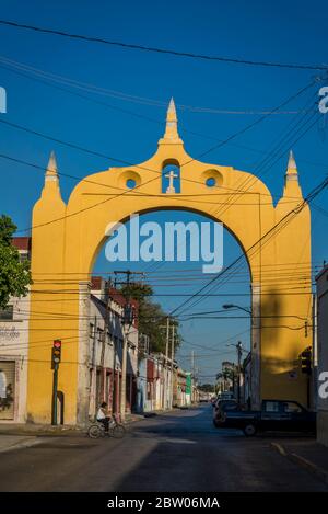 Del Puente Arch oder der Bridge Arch, einer der historischen Straßenbögen, die ein Steinkreuz verfügt, befindet sich am Eingang der La Mejorada neig Stockfoto