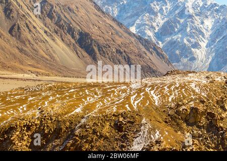 Schneebedeckte warme Landschaft von Ladakh, Indien. Die Schönheit von Ladakh ist in der Wintersaison außergewöhnlich. Schneeberge von Ladakh, Indien. Stockfoto