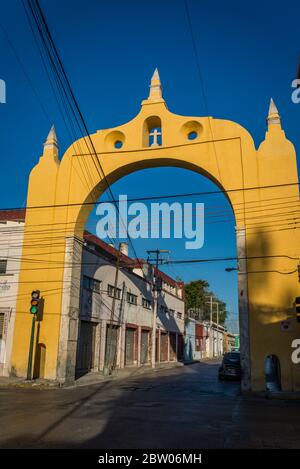 Del Puente Arch oder der Bridge Arch, einer der historischen Straßenbögen, die ein Steinkreuz verfügt, befindet sich am Eingang der La Mejorada neig Stockfoto