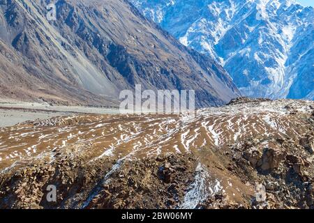 Schneebedeckte warme Landschaft von Ladakh, Indien. Die Schönheit von Ladakh ist in der Wintersaison außergewöhnlich. Schneeberge von Ladakh, Indien. Stockfoto