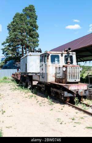 Jaroslawl, Talizy Dorf, Russland, 19. Juli 2015: Pereslawl Eisenbahnmuseum. Die Schmalspurlokomotive ist aus Raupentraktor gefertigt Stockfoto