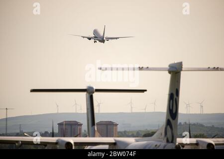 Glasgow, Schottland, Großbritannien. Mai 2020. Im Bild: Die Royal Air Force (RAF) P-8A Poseidon (Registrierung - ZP802), die auf dem Glasgow International Airport während eines Trainingsfluges während der Coronavirus (COVID10) Sperre gesehen wurde. Boeings P-8A Poseidon ist ein multifunktionals Boeing 737-Rumpf gemodifiziertes Marineflugzeug, das mit Sensoren und Waffensystemen für die U-Boot-Kriegsführung sowie Überwachungs- und Such- und Rettungsmissionen ausgestattet ist. Quelle: Colin Fisher/Alamy Live News Stockfoto