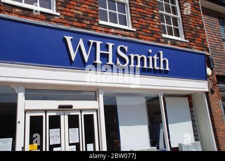 Eine Filiale der Schreibwarenkette WH Smith in der High Street in Tenterden in Kent, England am 27. Mai 2020. Stockfoto