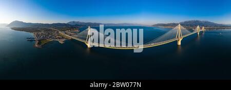 Breites Panorama der weltberühmten Seilbrücke von Rio - Antirio Harilaos Trikoupis, Patras Stockfoto