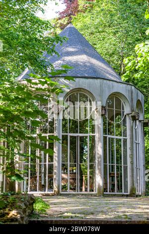 Kapelle unserer Lieben Frau von der Wunderbaren Medaille in runder Form mit seinen großen Fenstern, seine graue Kuppel von Bäumen mit grünen Blättern umgeben, sonniger Tag Stockfoto