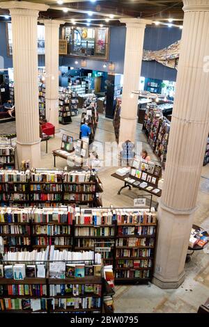 The Last Bookstore luftiger Buch- und Plattenladen, der neue und gebrauchte Gegenstände in einem mehrstufigen Raum mit lokaler Kunst in Los Angeles, CA, anbietet Stockfoto