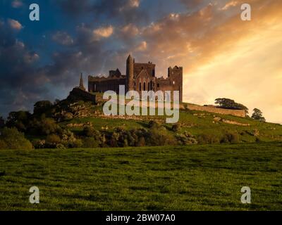 Wunderschöner Sonnenuntergang über dem majestätischen Rock of Cashel in County Tipperary, Irland. Stockfoto