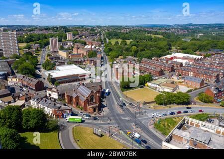 Luftaufnahme des Stadtzentrums von Armley in Leeds West Yorkshire an einem hellen sonnigen Sommertag, der Wohnblöcke und Hauptstraßen zeigt, die in die Stadt gehen Stockfoto