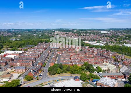 Luftaufnahme des Stadtzentrums von Armley in Leeds West Yorkshire an einem hellen sonnigen Sommertag, der Wohnblöcke und Hauptstraßen zeigt, die in die Stadt gehen Stockfoto