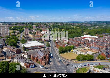 Luftaufnahme des Stadtzentrums von Armley in Leeds West Yorkshire an einem hellen sonnigen Sommertag, der Wohnblöcke und Hauptstraßen zeigt, die in die Stadt gehen Stockfoto