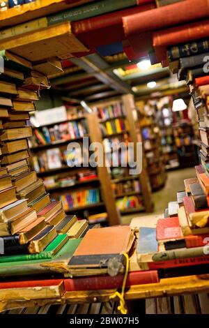 The Last Bookstore luftiger Buch- und Plattenladen, der neue und gebrauchte Gegenstände in einem mehrstufigen Raum mit lokaler Kunst in Los Angeles, CA, anbietet Stockfoto