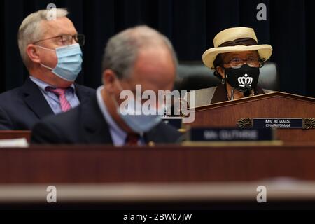 United States House Education and Labor Committee Workforce Protections Unterausschuss Chair US-Repräsentantin Alma Adams (Demokratin von North Carolina) (R) und die anderen Ausschussmitglieder tragen Gesichtsmasken, um die Möglichkeit einer Übertragung des Coronavirus während einer Anhörung über die Rolle der Bundesregierung beim Schutz der Arbeitnehmer während der Pandemie auf dem Capitol Hill am 28. Mai 2020 in Washington, DC, zu verhindern. Mehr als 62,000 Gesundheitshelfer wurden mit COVID-19 infiziert und fast 300 starben laut den US-Zentren für Krankheitskontrolle.Quelle: Chip Somodevilla/Pool via CNP - Nutzung weltweit Stockfoto