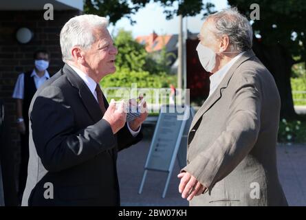 Rostock, Deutschland. Mai 2020. Joachim Gauck (l.), ehemaliger Bundespräsident, und Günther Uecker, Künstler, stehen vor der Kunsthalle, bevor sie die Uecker-Ausstellung "Hommage an Hafez" betreten. Die Ausstellung mit 42 Werken von Günter Uecker zu Ehren des iranischen Dichters Hafez von Schiraz wird am 29.05.2020 eröffnet. Quelle: Bernd Wüstneck/dpa-Zentralbild/dpa/Alamy Live News Stockfoto