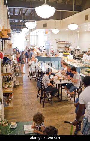 Bread Furst, eine Spezialitätenbäckerei im Van Ness-Forest Hills-Viertel in Washington, D.C. wurde 2017 von Mark Furstenberg eröffnet Stockfoto