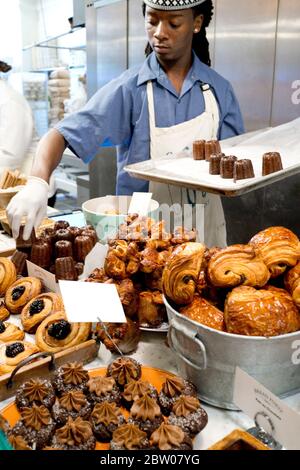 Bread Furst, eine Spezialitätenbäckerei im Van Ness-Forest Hills-Viertel in Washington, D.C. wurde 2017 von Mark Furstenberg eröffnet und fügte Gebäck hinzu. Stockfoto