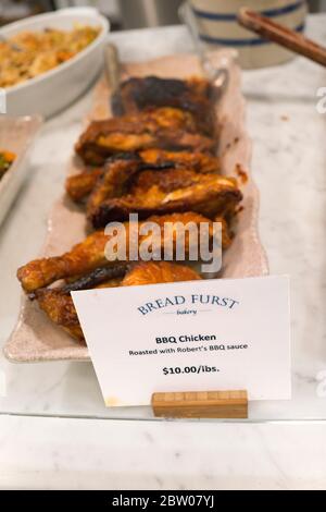 Bread Furst, eine Spezialitätenbäckerei im Van Ness-Forest Hills-Viertel in Washington, D.C. wurde 2017 von Mark Furstenberg eröffnet. BBQ Chicken. Stockfoto