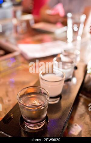 Toki Underground Ramen Restaurant, Washington, D.C. beliebtes, aber gemütliches Restaurant mit asiatischer Fusion, bekannt für Ramen-Nudelsuppen, Knödel, Sake und Cocktails. Stockfoto