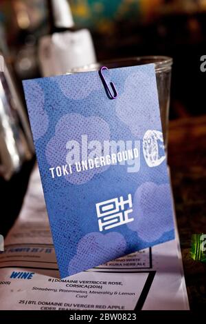 Toki Underground Ramen Restaurant, Washington, D.C. beliebtes, aber gemütliches Restaurant mit asiatischer Fusion, bekannt für Ramen-Nudelsuppen, Knödel, Sake und Cocktails. Stockfoto