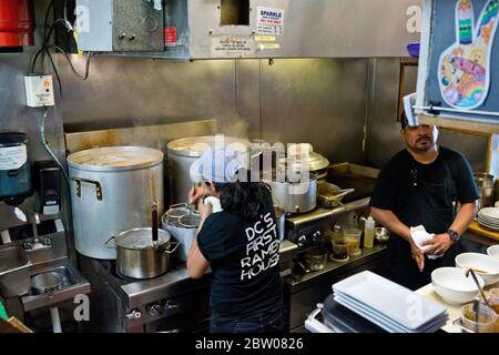 Toki Underground Ramen Restaurant, Washington, D.C. beliebtes, aber gemütliches Restaurant mit asiatischer Fusion, bekannt für Ramen-Nudelsuppen, Knödel, Sake und Cocktails. Stockfoto