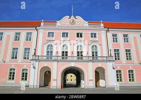 Das estnische Parlamentsgebäude auf dem Hügel Toompea im zentralen Teil der Altstadt, Tallinn, der Hauptstadt Estlands. Es ist vom 9. Jahrhundert datiert Stockfoto