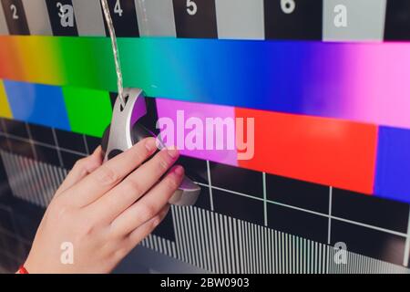 Photographer Monitor mit Display-Kalibrierung im Büro, Werkzeuge zur Farbkalibrierung Stockfoto