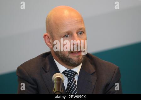 Professor Philip Nolan, Vorsitzender der NPHET Irish Epidemiological Modeling Advisory Group, spricht während eines COVID-19 Update Briefing am Department of Health in Dublin. Stockfoto