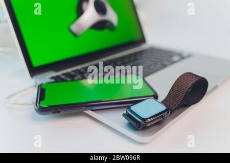 Photographer Monitor mit Display-Kalibrierung im Büro, Werkzeuge zur Farbkalibrierung Stockfoto