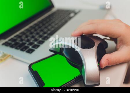 Photographer Monitor mit Display-Kalibrierung im Büro, Werkzeuge zur Farbkalibrierung Stockfoto