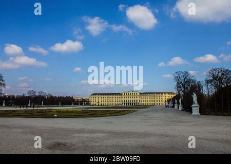 Wien, Österreich - 8. März 2017: Blick auf Schloss Schönbrunn und Menschen, die durch den Schönbrunner Garten spazieren Stockfoto